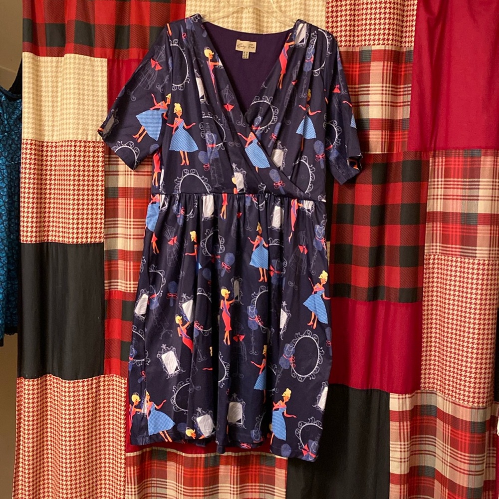 Lindy Bop Dahlia Beauty Queen print dress - Picture 2 of 4
